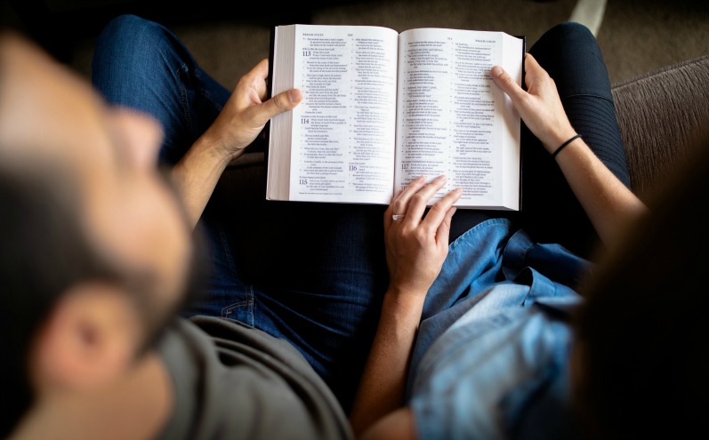 Муж и жена читают Священные Писания